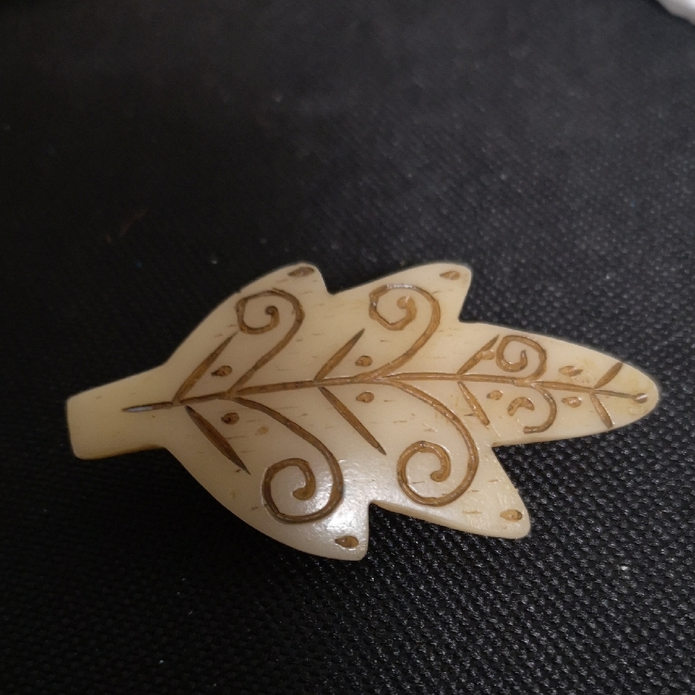 Charming Vintage Engraved Bakelite Leaf Brooch Cream And Brown